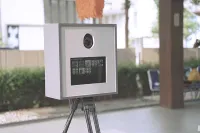 Self-service custom-made photo booth machine